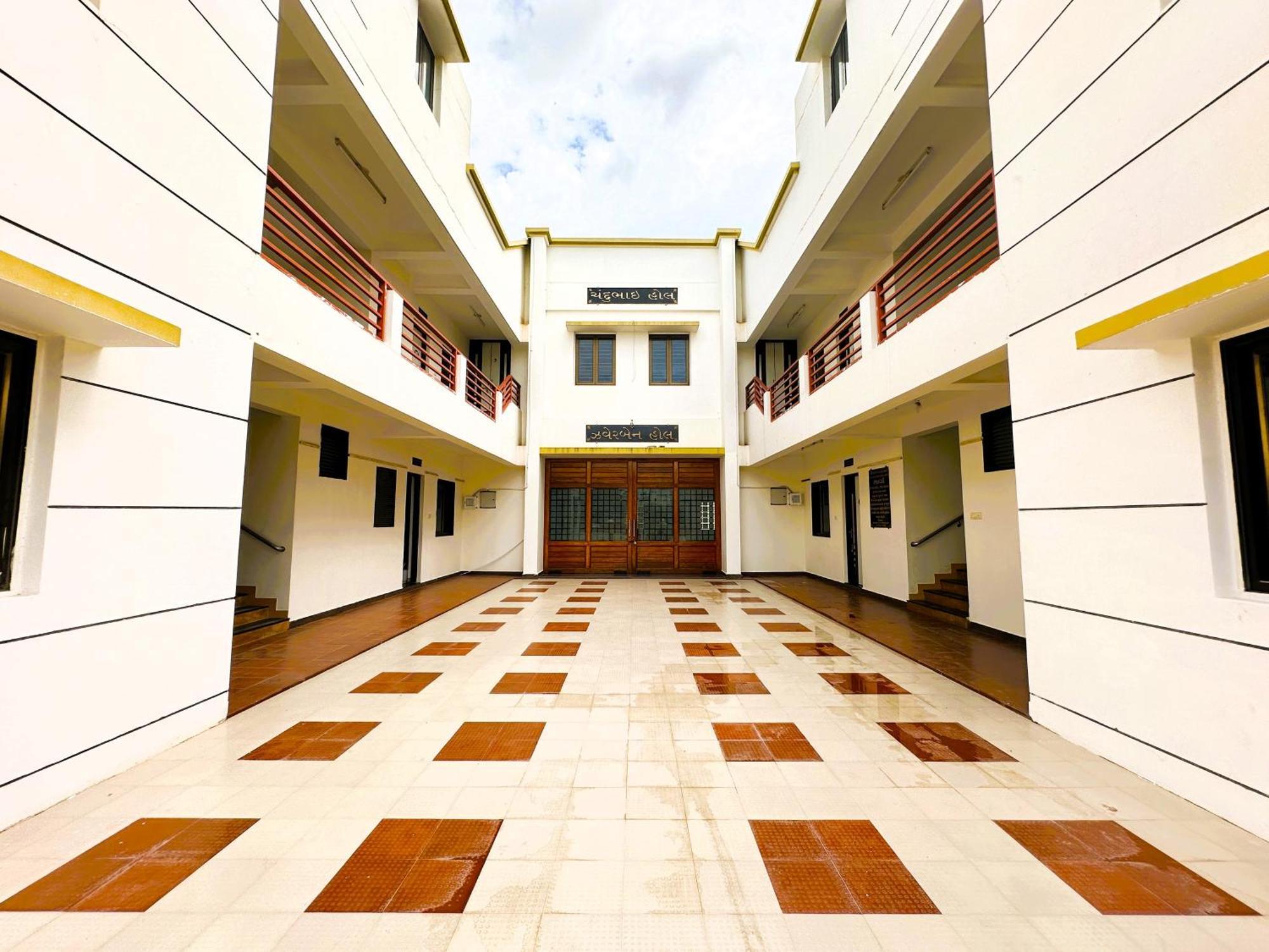 Ranjan Vadi Hotel Bhuj Buitenkant foto